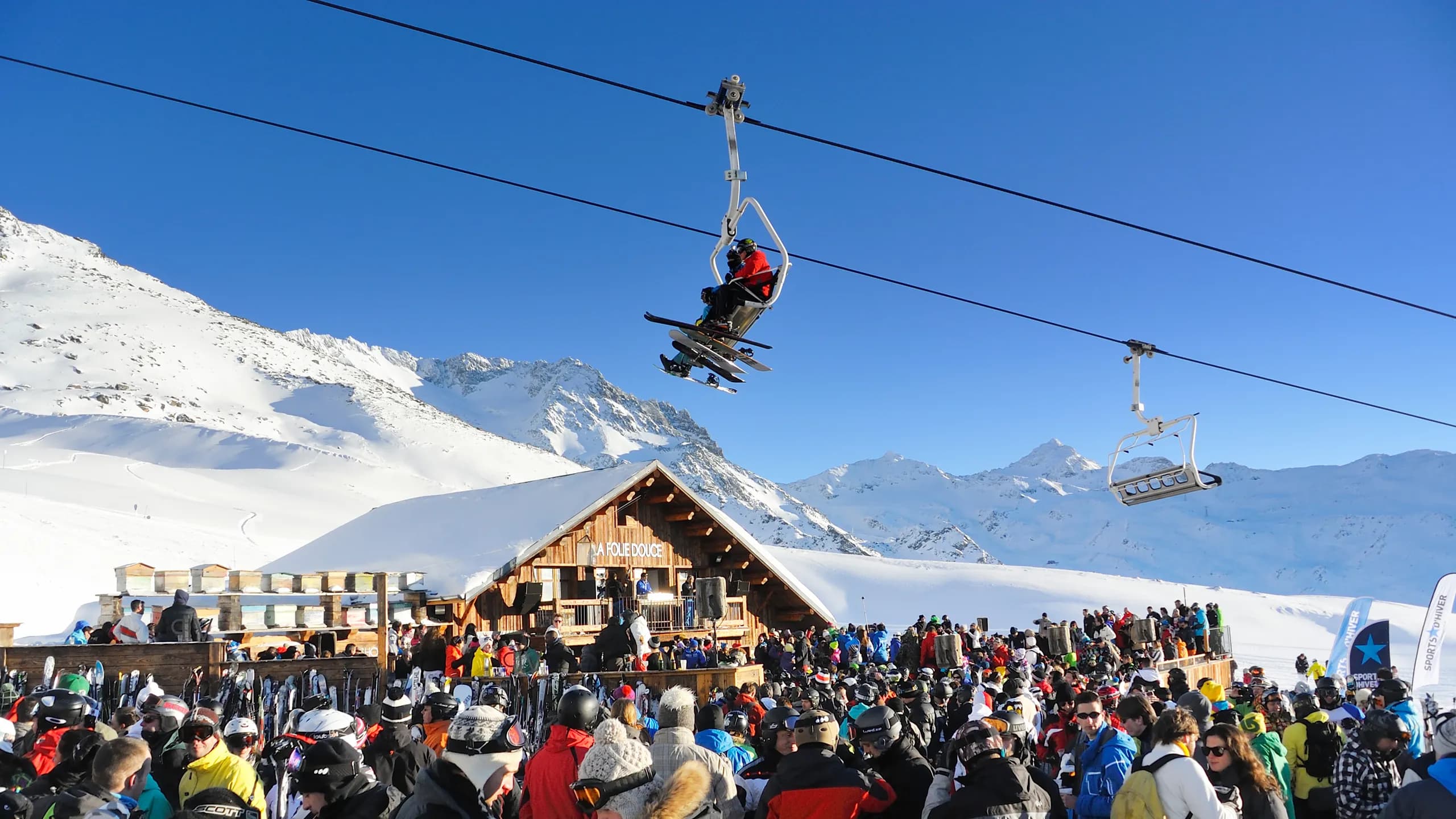 Energetic après-ski party crowd